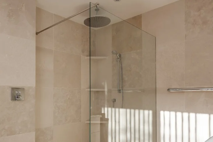 Begehbare Dusche mit Regendusche